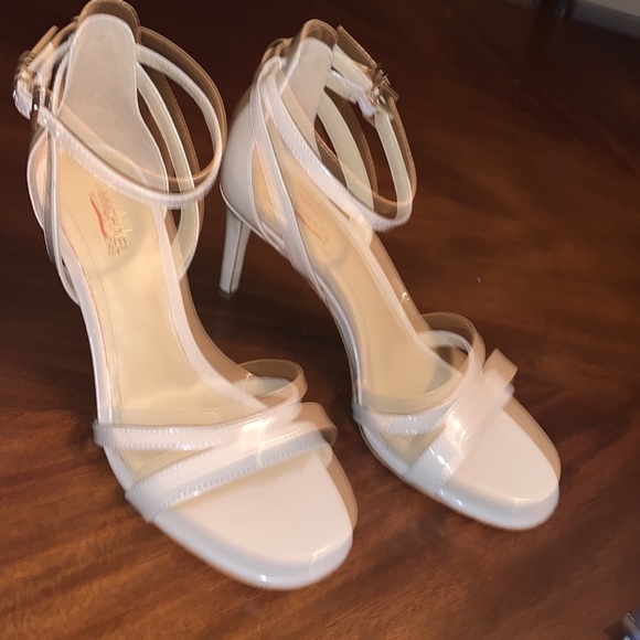 ‼️New!! Michael Kors Kimberly Patent Sandals - Picture 4 of 10